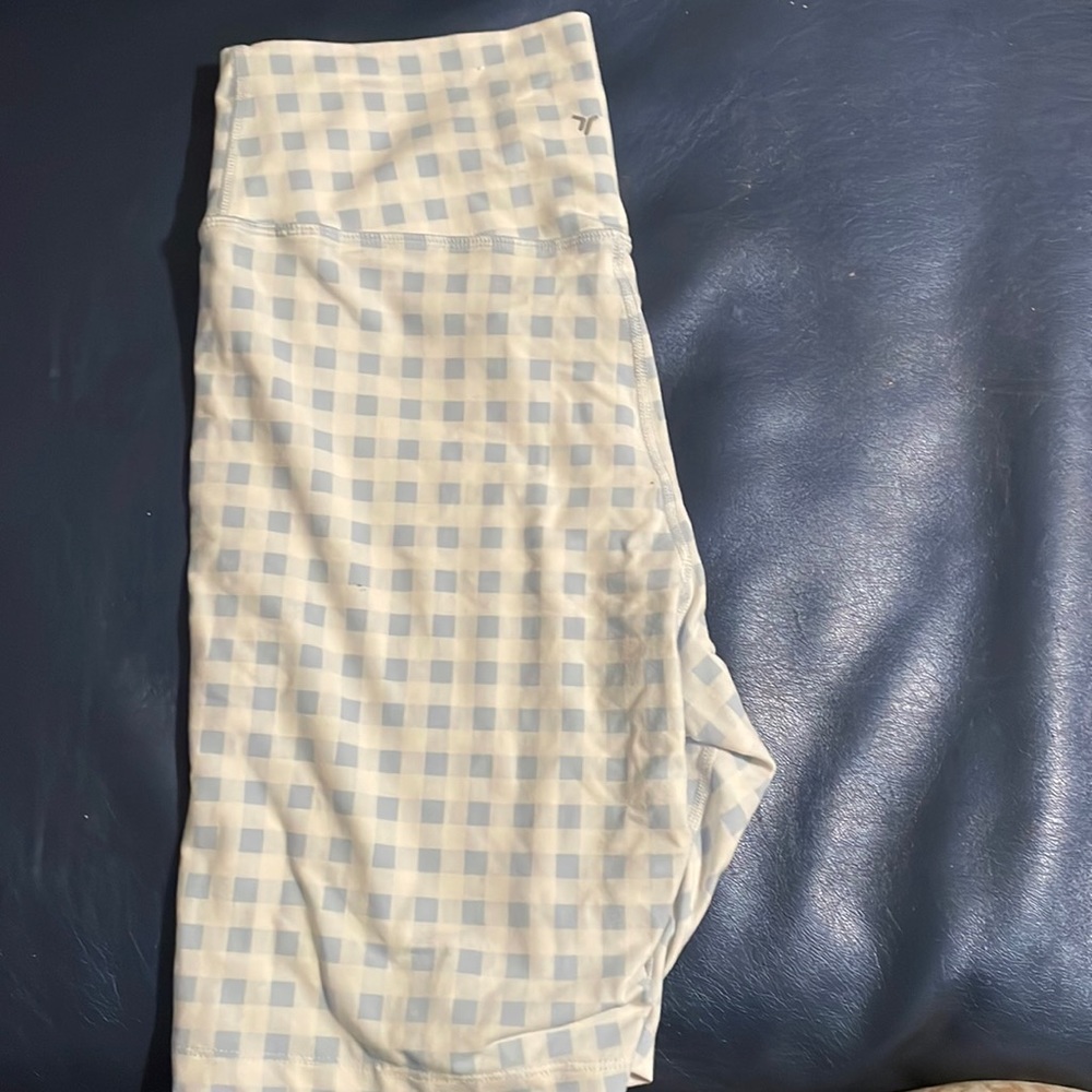 Old Navy Extra High-Waisted PowerChill Crossover Hidden-Pocket Biker Shorts 8”
